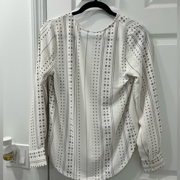 Ann Taylor Essential Shirt V neck ,brand new - Picture 2 of 6